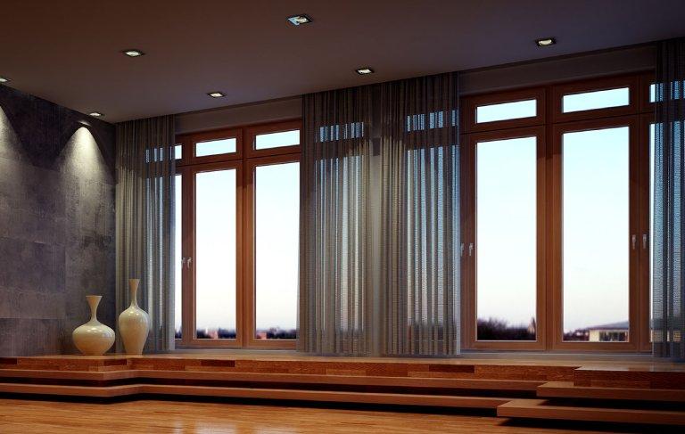 Wysokie drewniane okna w salonie